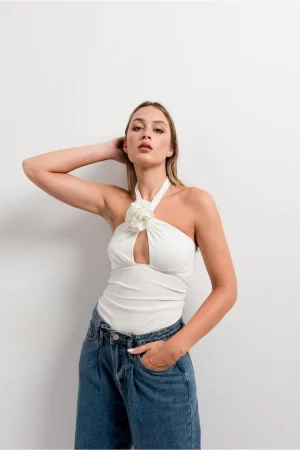 top chic blanc encolure croisÃ© avec dÃ©tail fleur peach blossom paris
